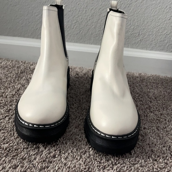 Marc Fisher Chelsea Boot in White Leather 8 1/2 color white and black - Picture 2 of 10